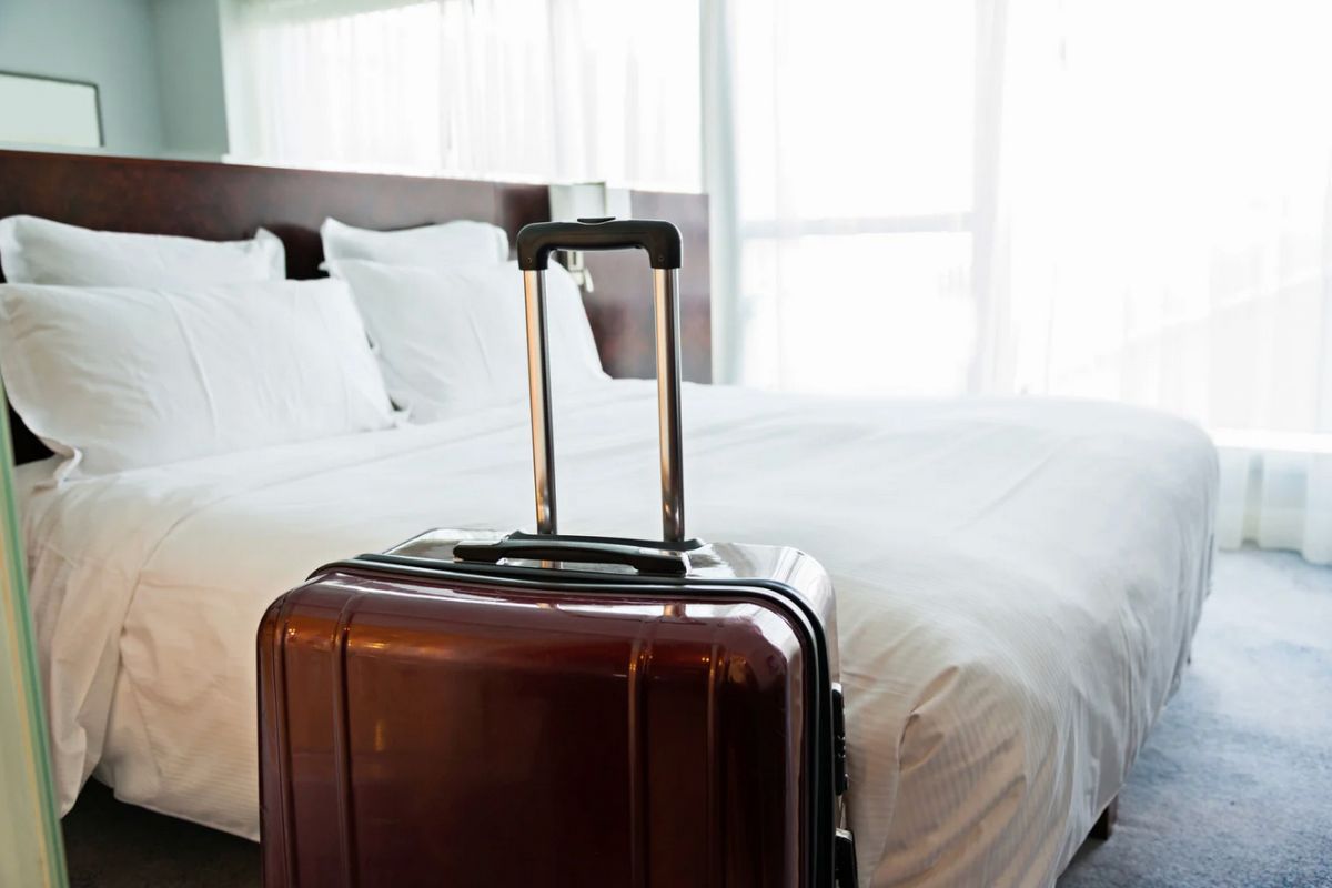 Una valigia in una stanza d'hotel