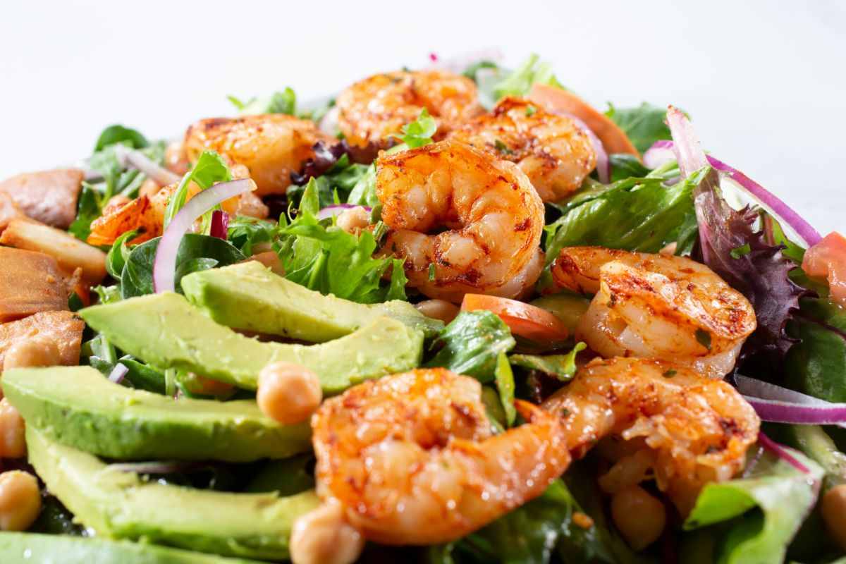 piatto d'insalata con avocado e gamberi