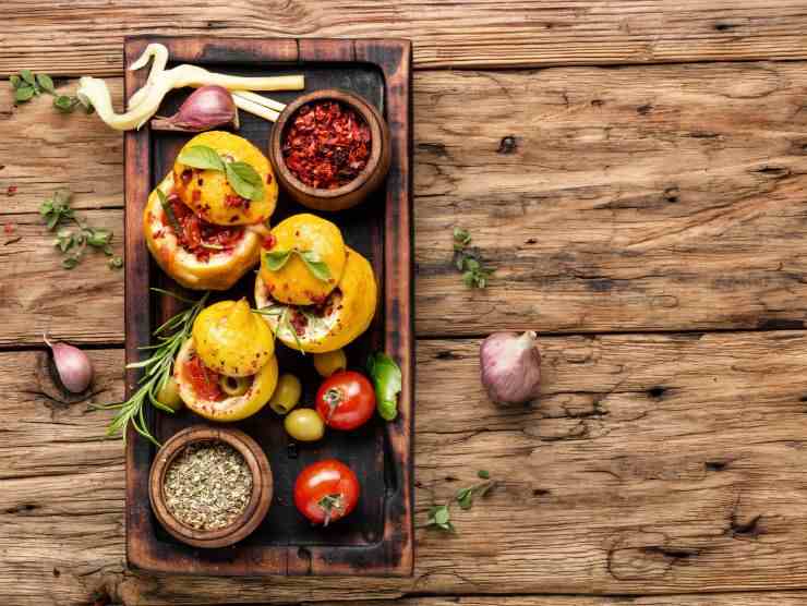 vassoio con limoni ripieni