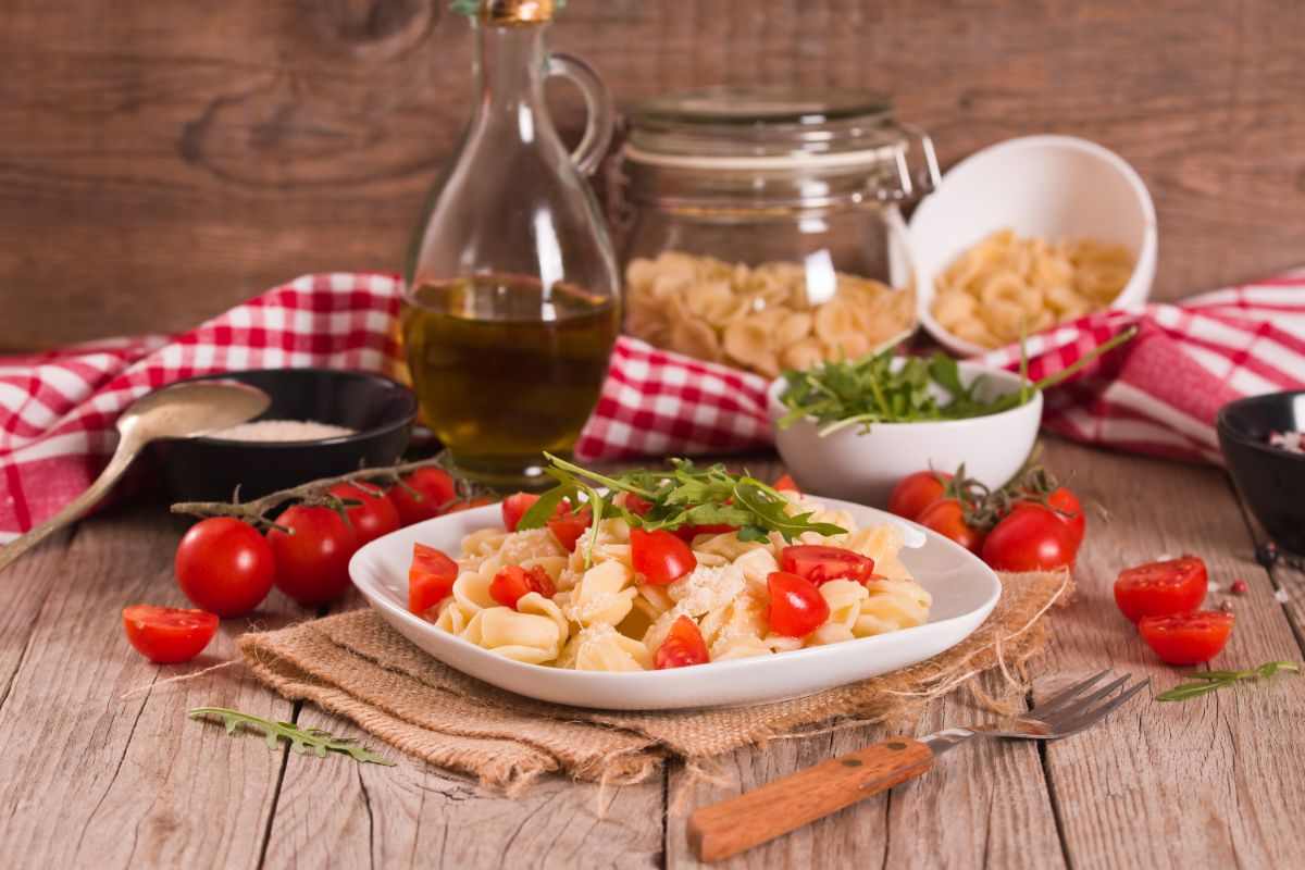 piatto di orecchiette al pomodoro