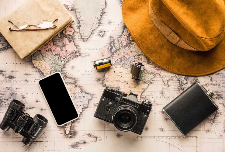 cartina e strumenti per viaggio