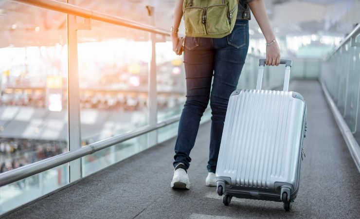 Donna che trascina valigia