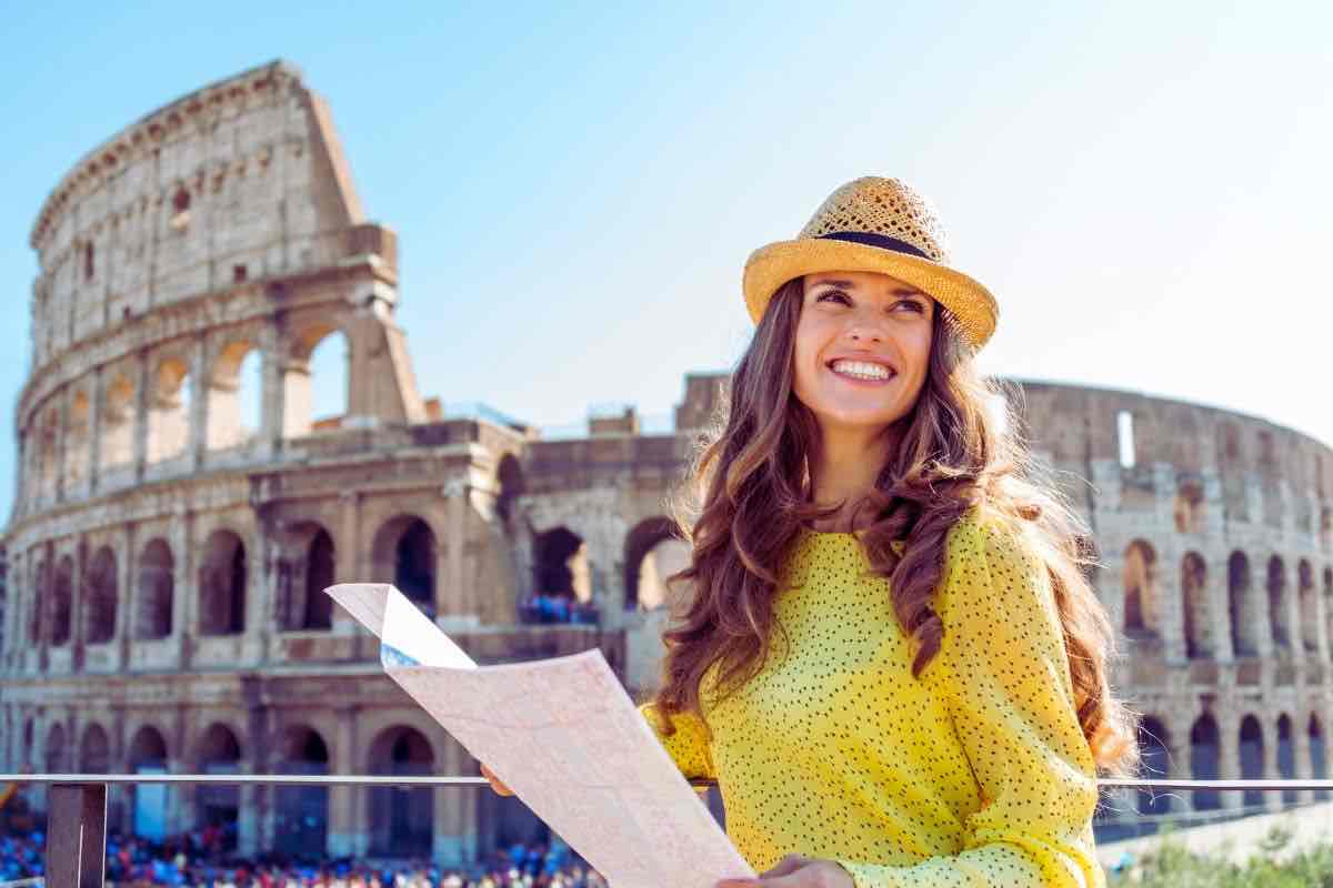 Turista di fronte al Colosseo