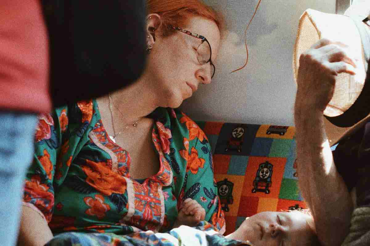 Donna rossa che dorme in treno