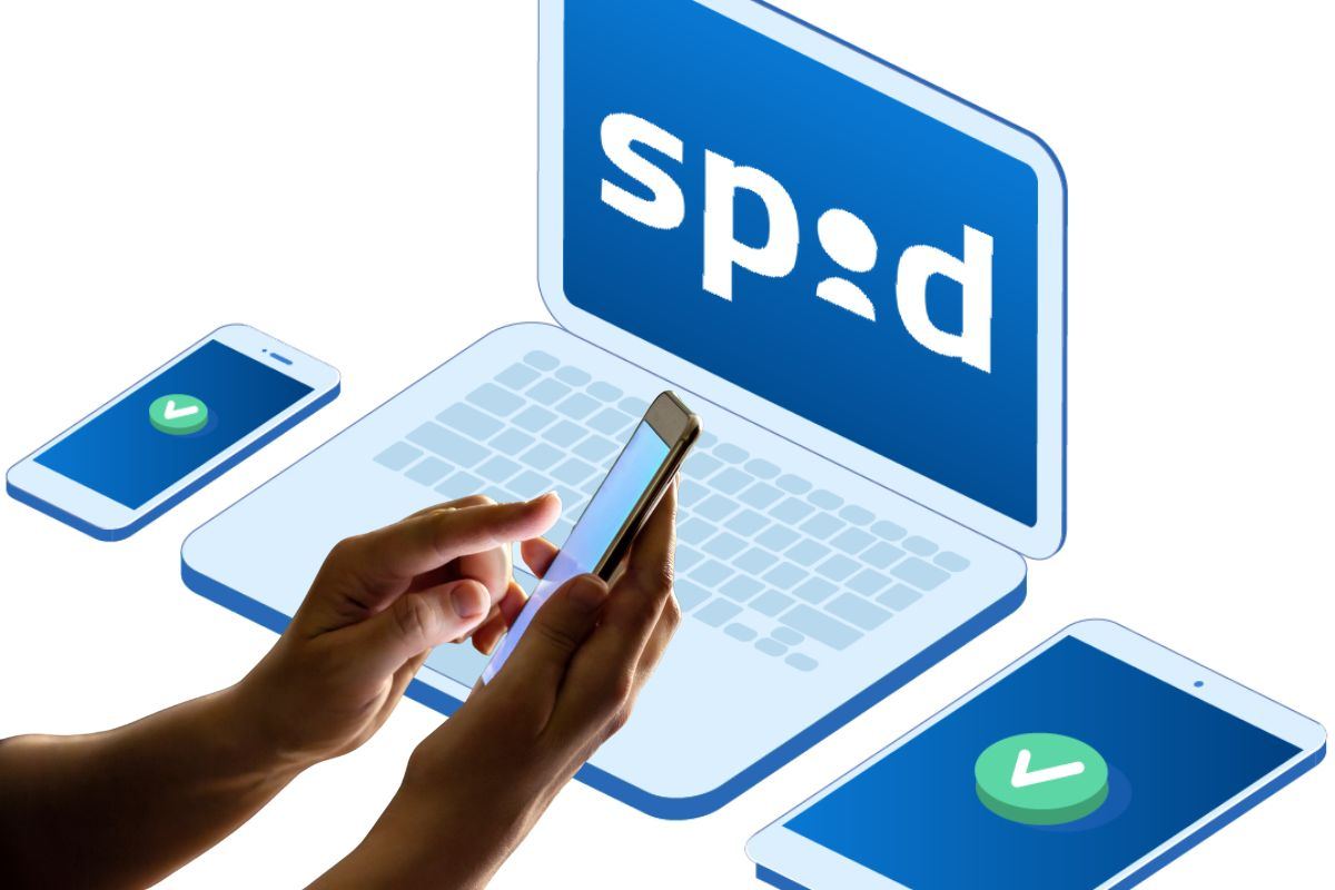 mani tengono in mano cellulare e disegno pc e cellulari con scritta spid