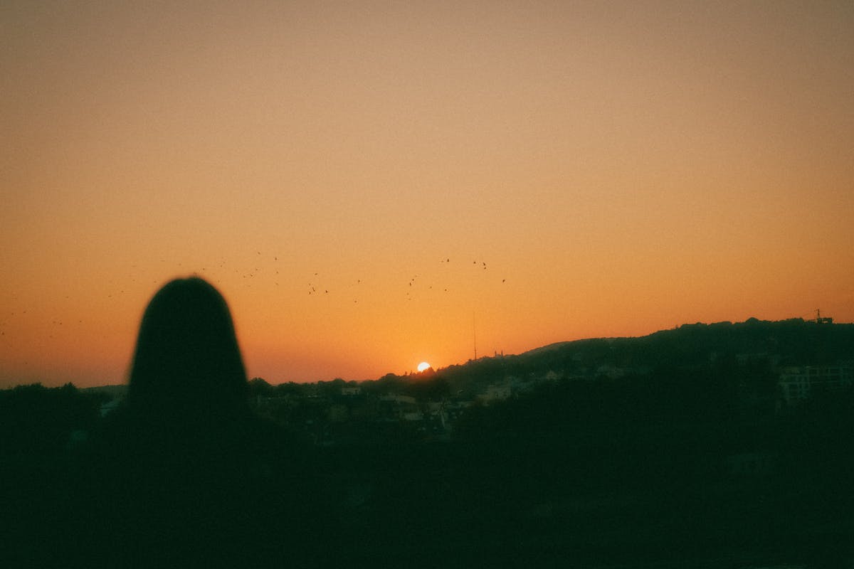 donna che guarda tramonto