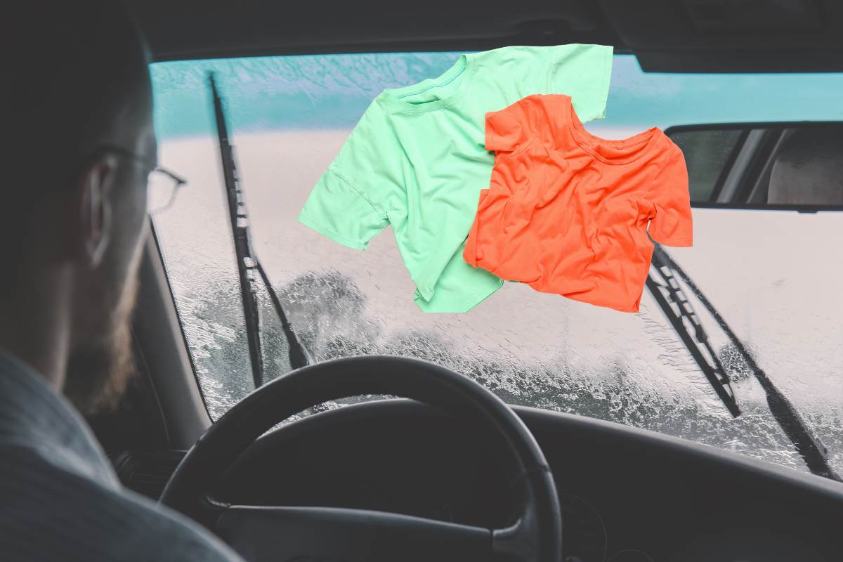 uomo alla guida con due maglie sul parabrezza