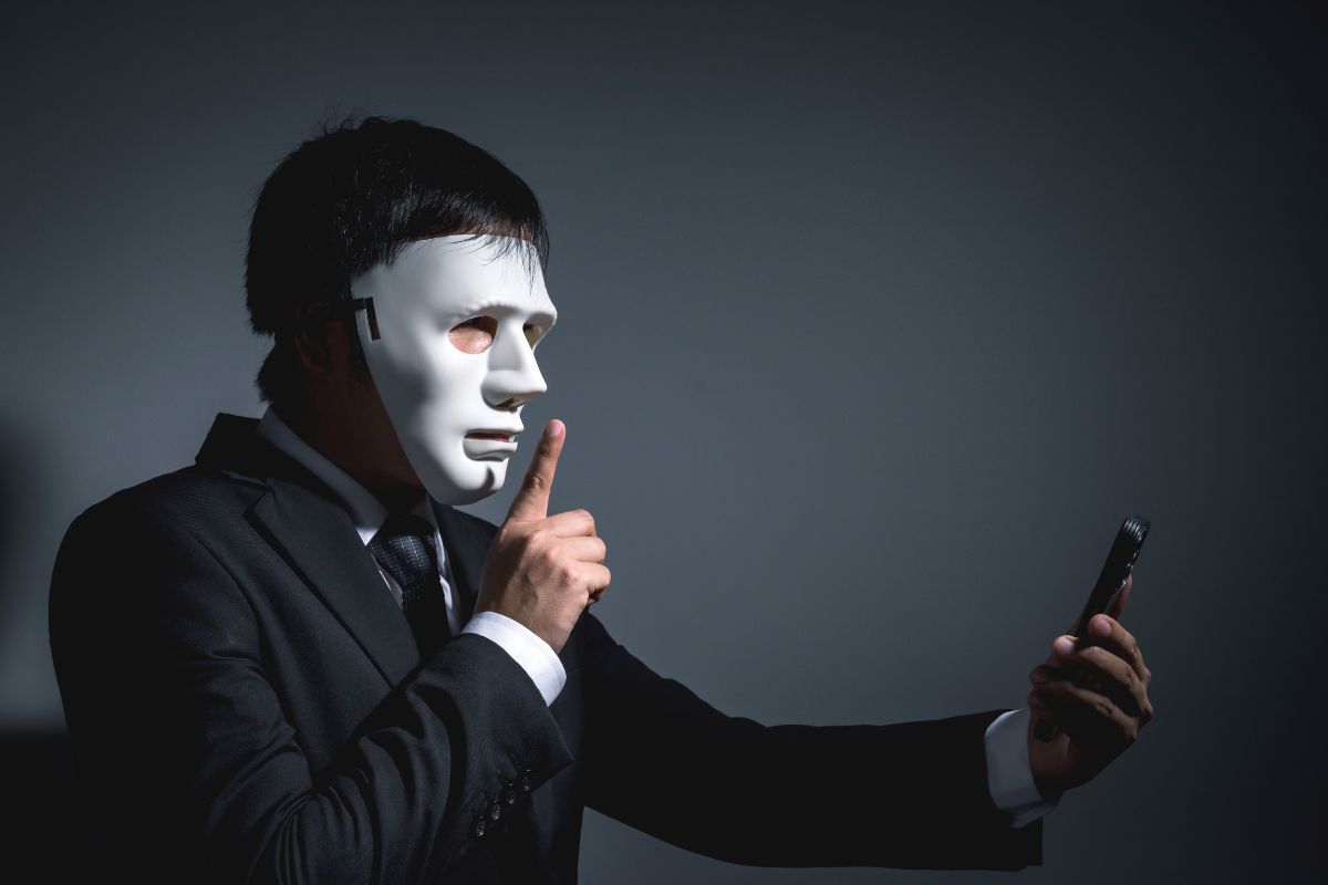 truffatore mascherato zittisce persona al telefono