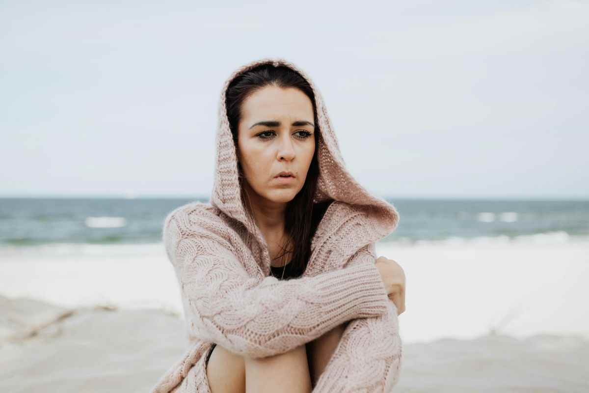 donna in vacanza tristezza