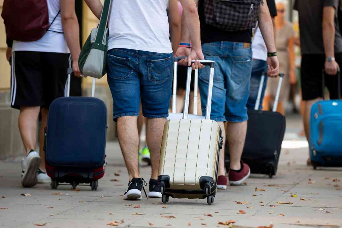 Persone che trascinano trolley