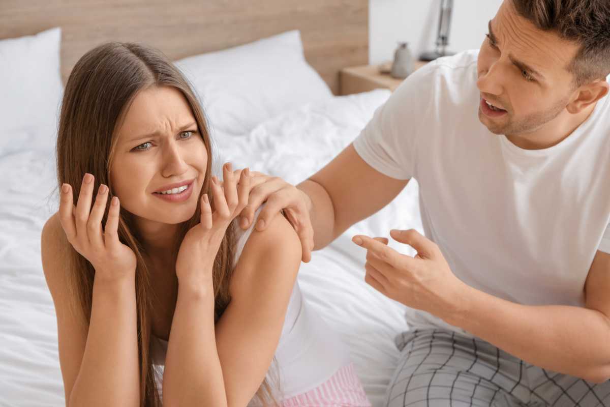 Un uomo e una donna che litigano