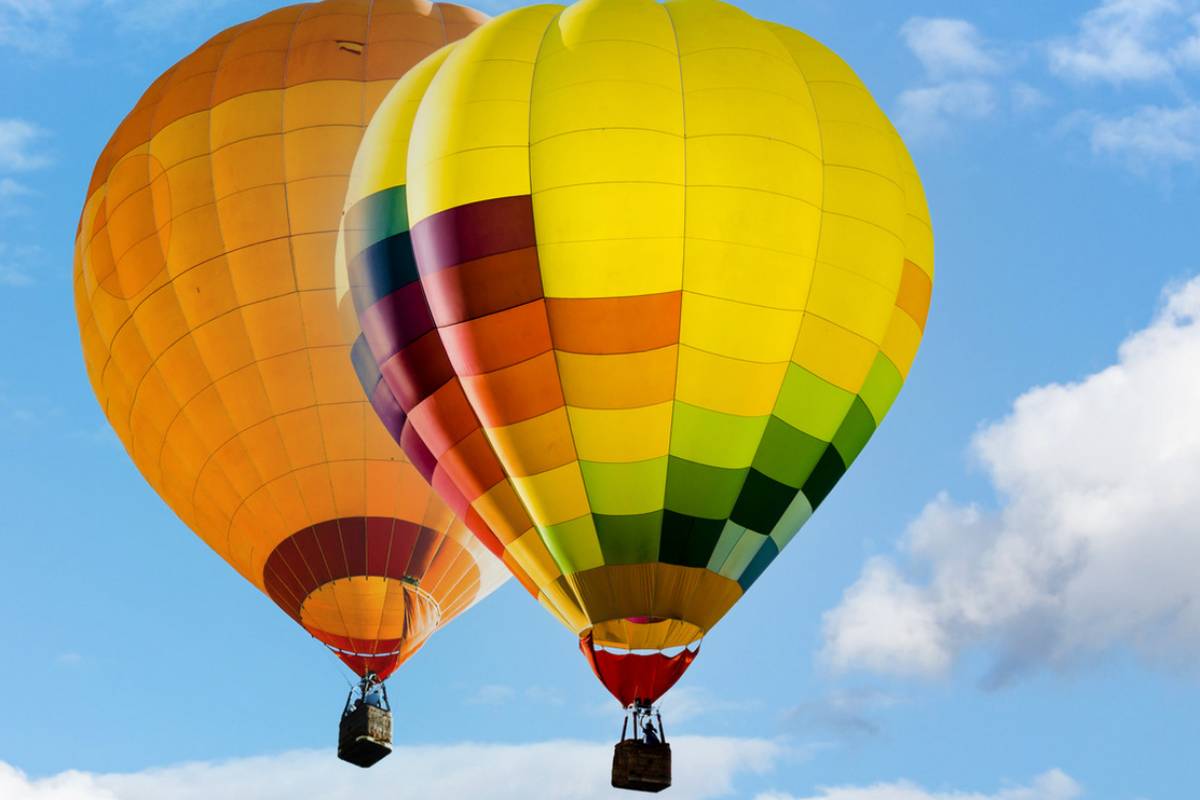 Due mongolfiere che volano nel cielo