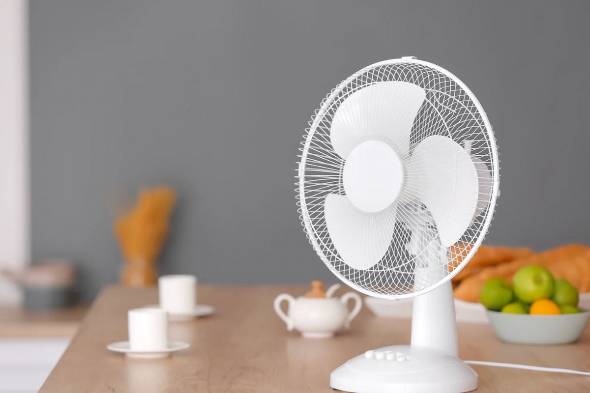 Ventilatore sul tavolo della cucina