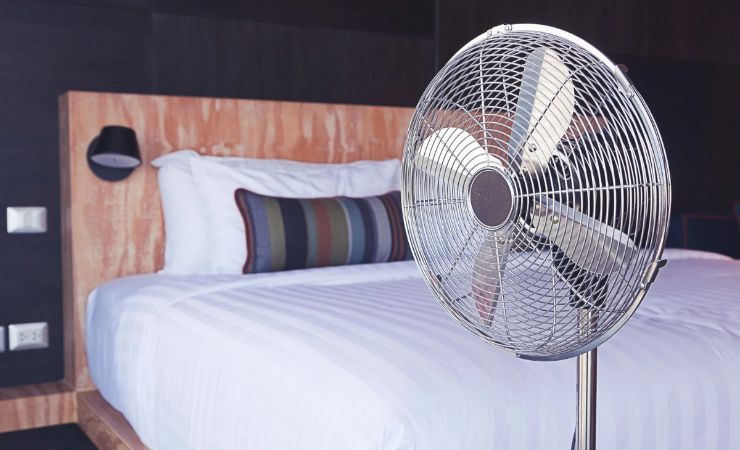Ventilatore davanti al letto