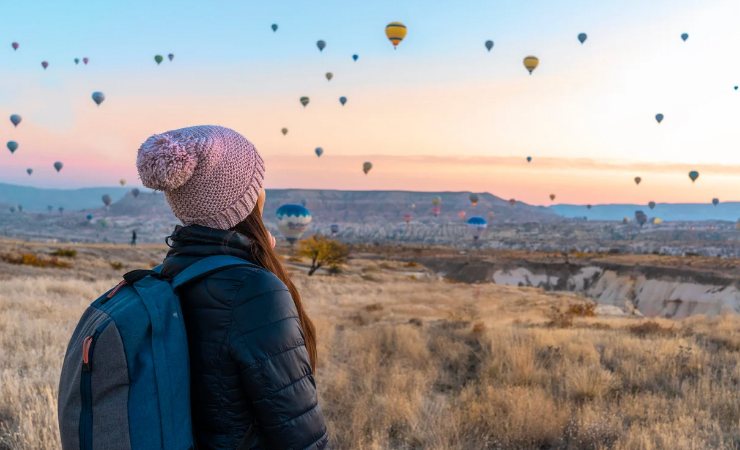 Donna che osserva mongolfiere