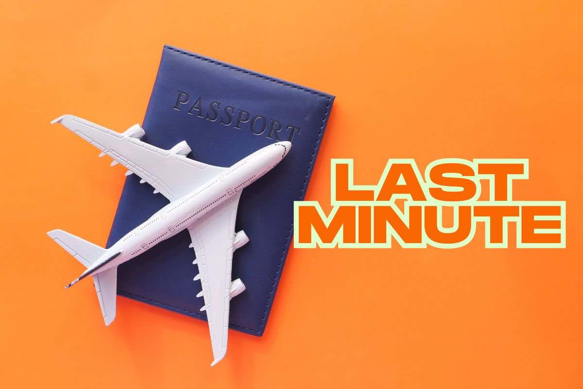 Aereo in miniatura passaporto e scritta "Last minute"