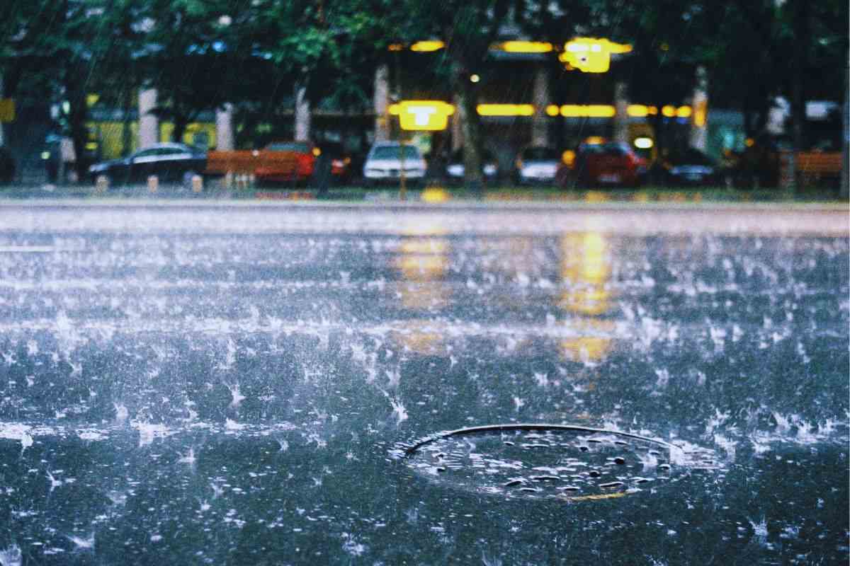 Strada bagnata da una forte pioggia