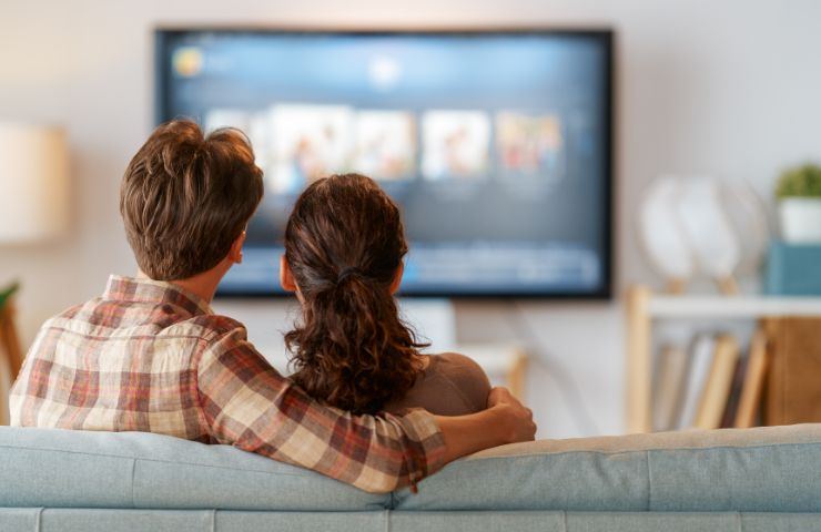 Persone che guardano la tv