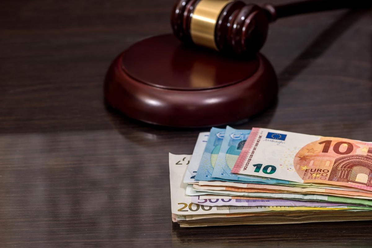 Matelletto e mazzetta di denaro poggiati su una scrivania