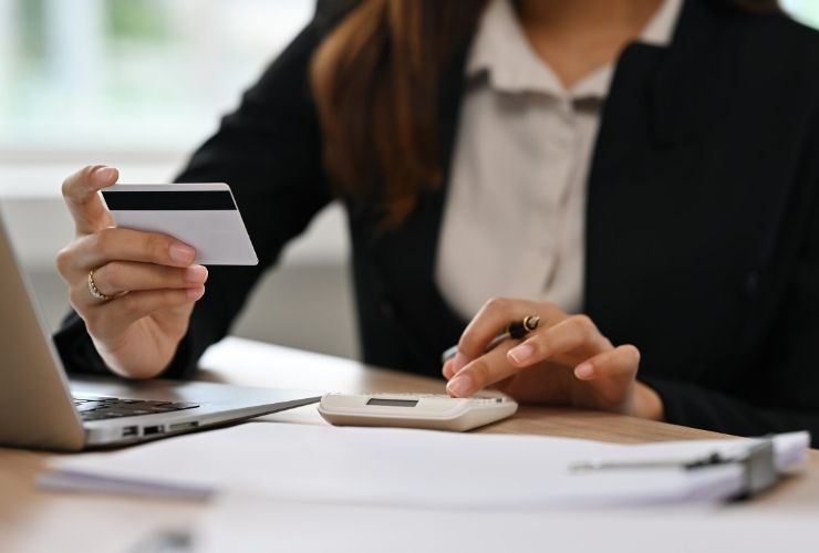 Donna effettua bonifico