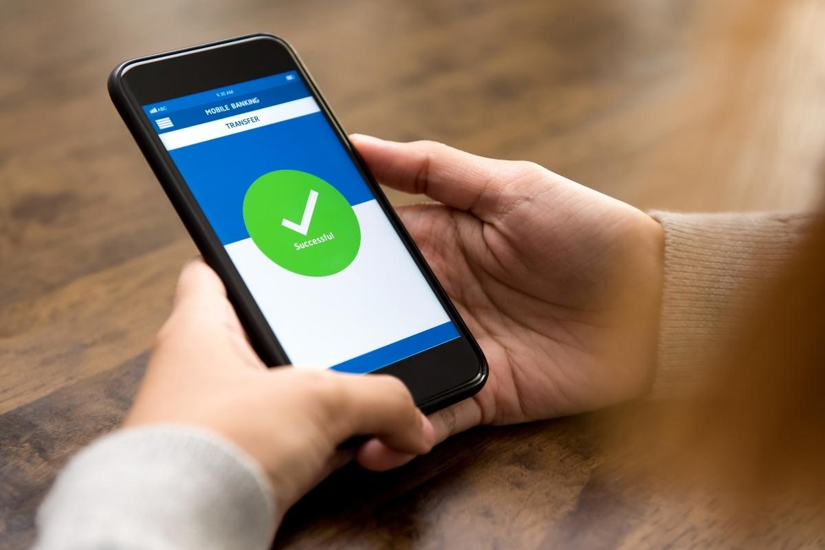 Donna effettua bonifico smartphone