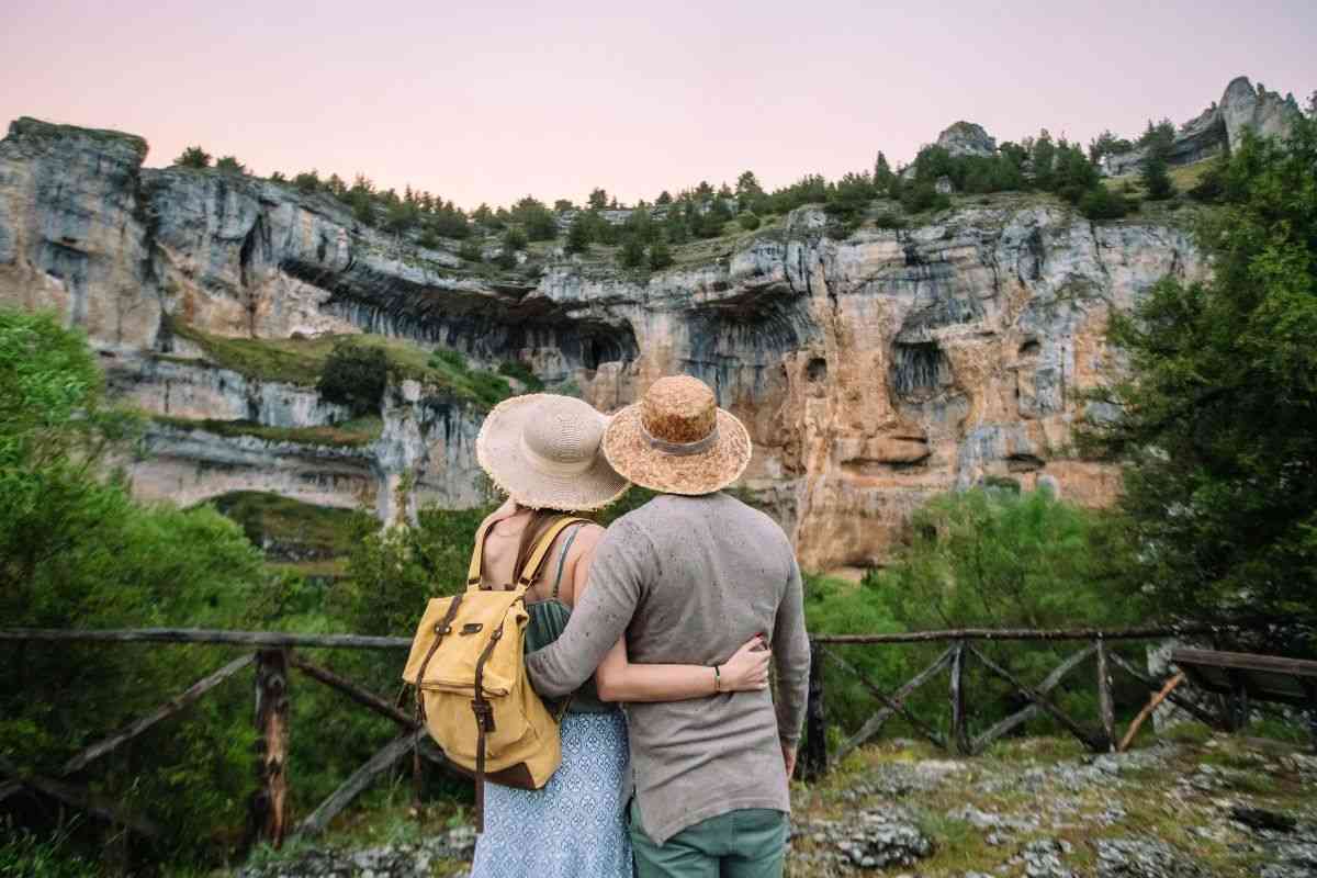Due viaggiatori che ammirano il paesaggio