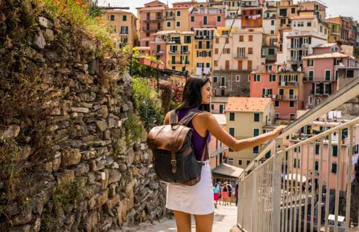 Ragazza in viaggio che ammira il paesaggio 