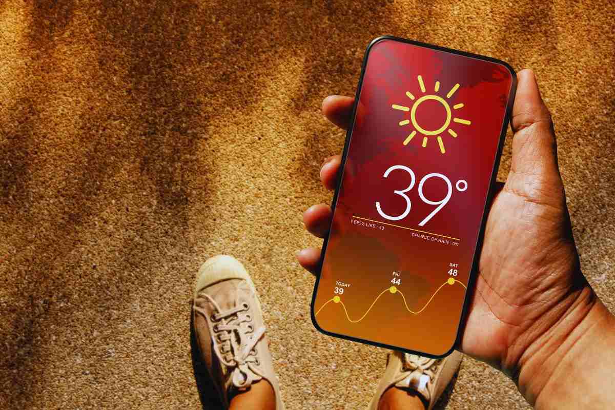 Persona che osserva previsioni meteo su smartphone