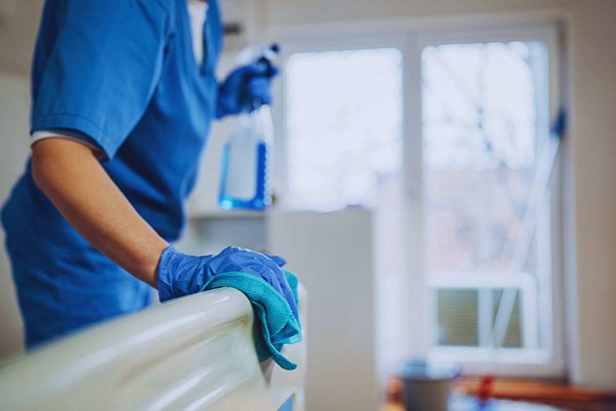 infermiera che disinfetta letto d'ospedale