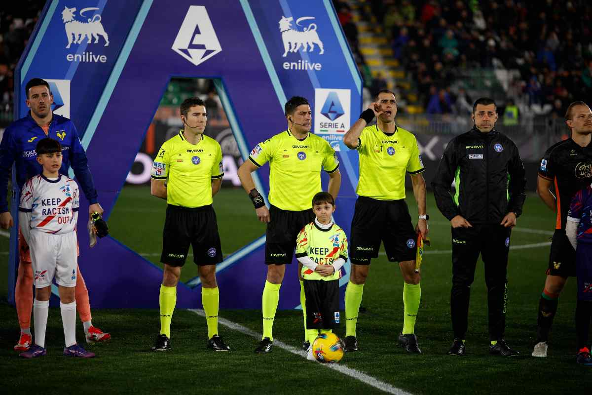 Squadra arbitrale a centrocampo durante l'inizio della partita di Serie A