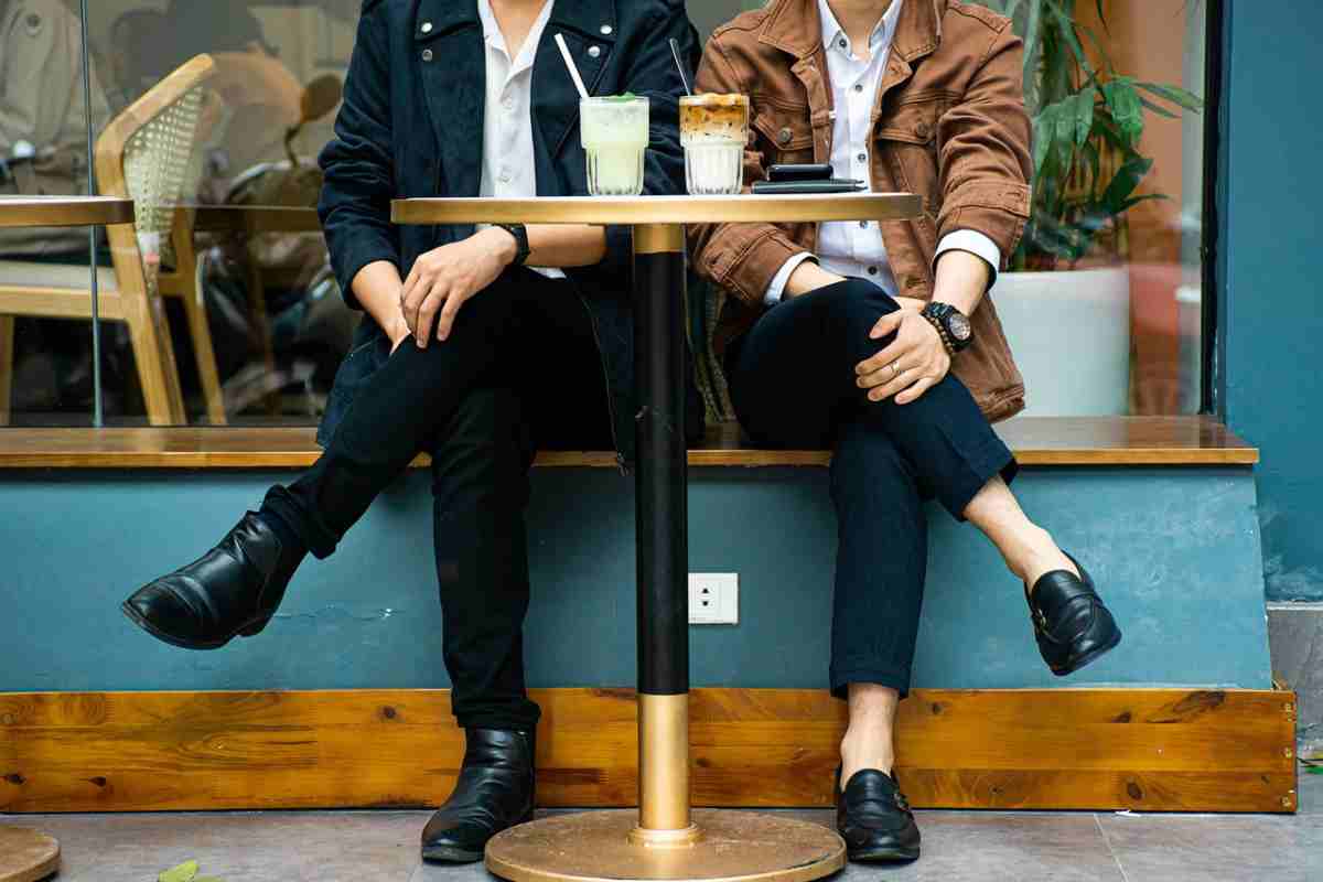 Coppia che sorseggia una bevanda al bar