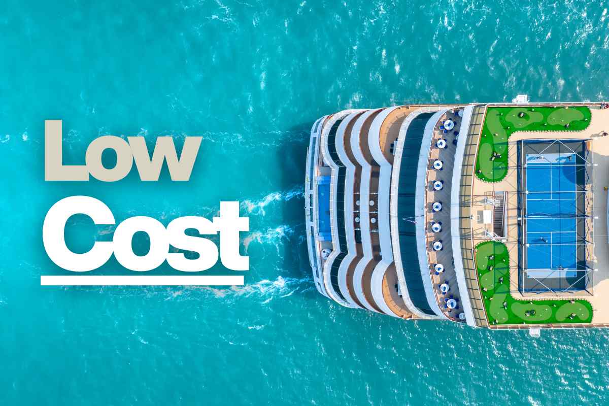 Nave da crociera vista dall'alto e scritta "Low cost"