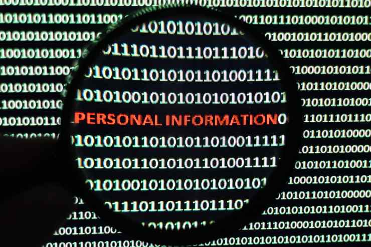 Codice web e lente d'ingrandimento sulla scritta "personal information"