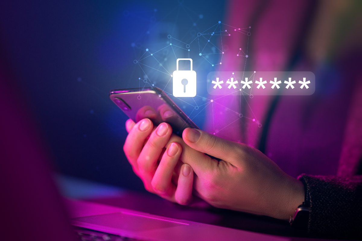 Persona che mette la password per entrare in sito nel suo smartphone