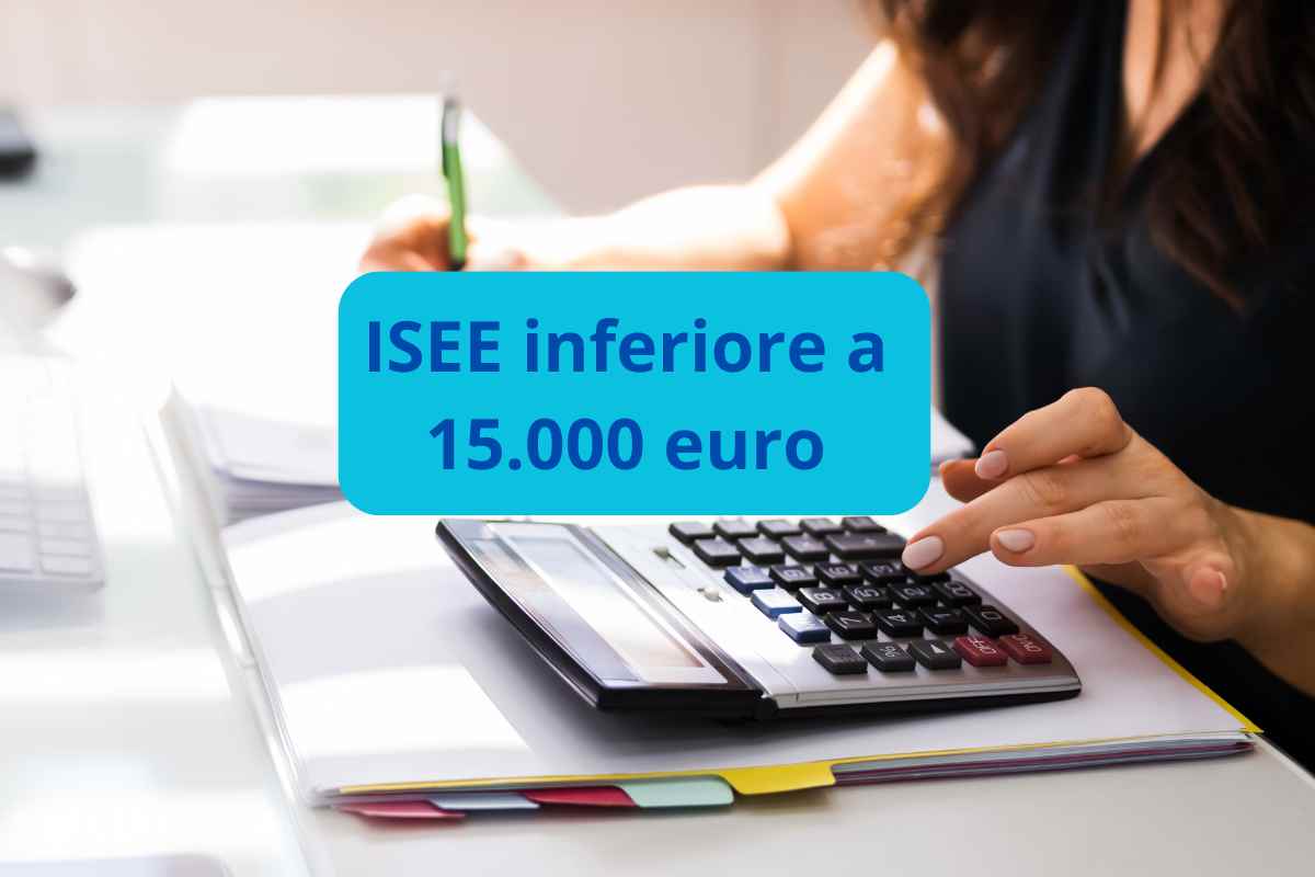 Persona che calcola lsee con scritta sotto i 15000 euro