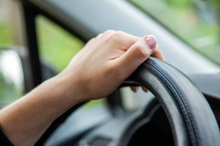 Mano sul volante