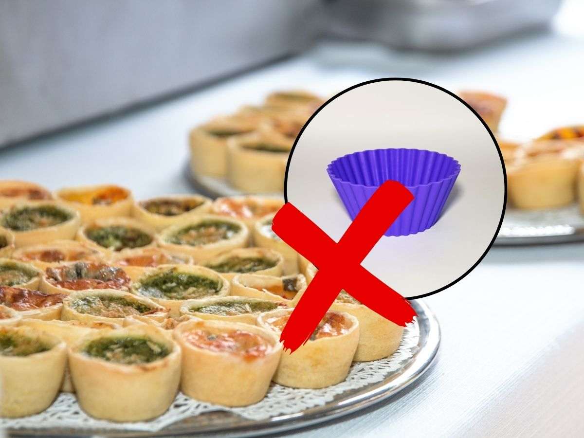 sfondo tortini salati e stampino per tortino con x rossa