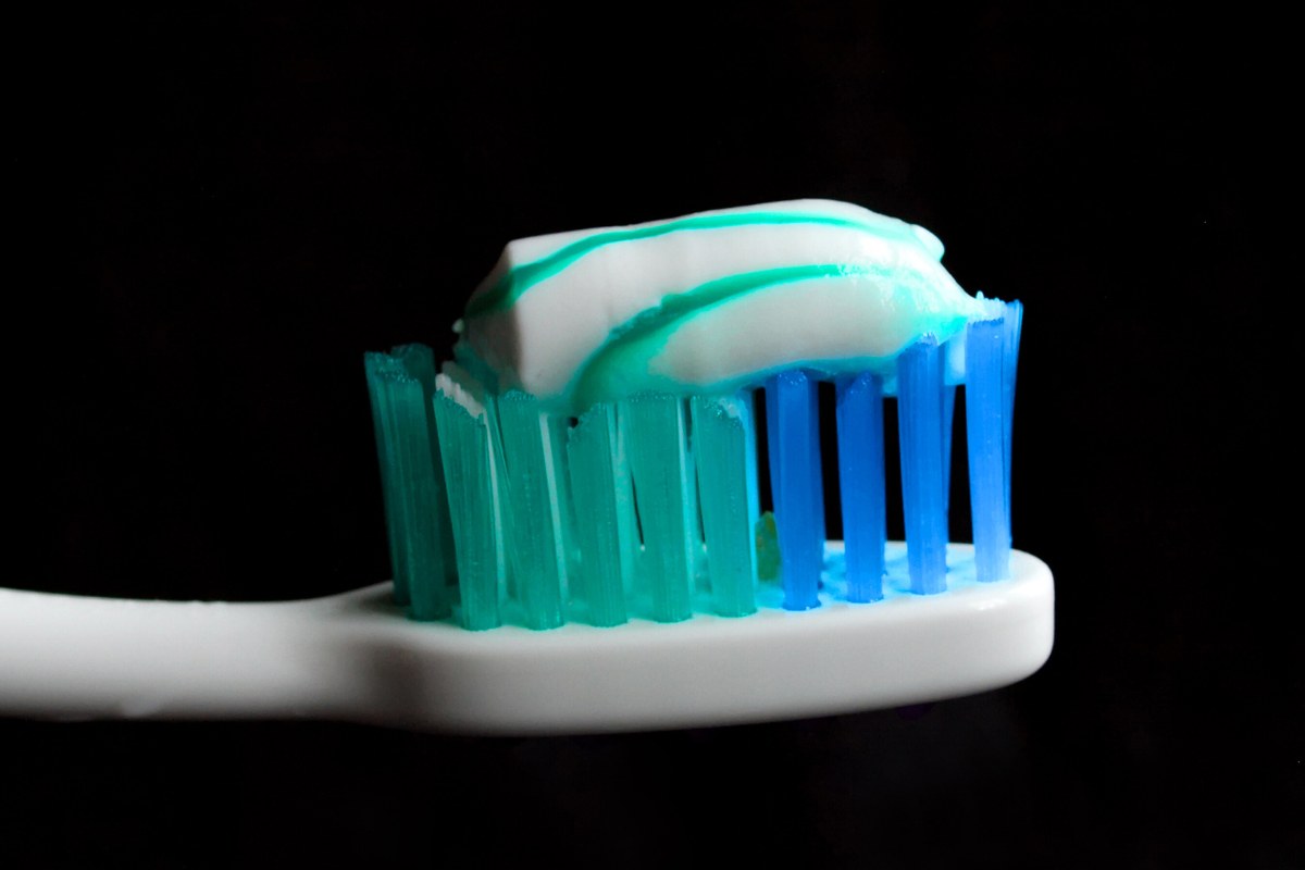 Spazzolino con dentifricio sopra