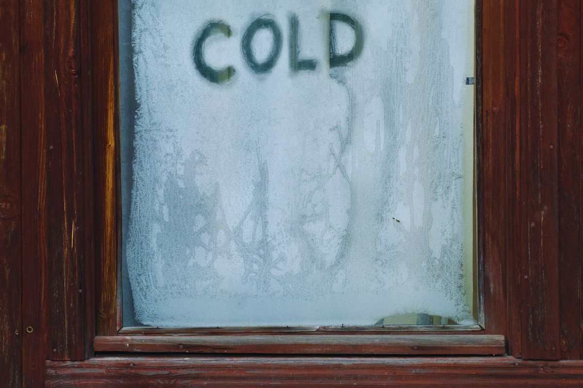 Finestra ghiacciata su cui si legge "cold"