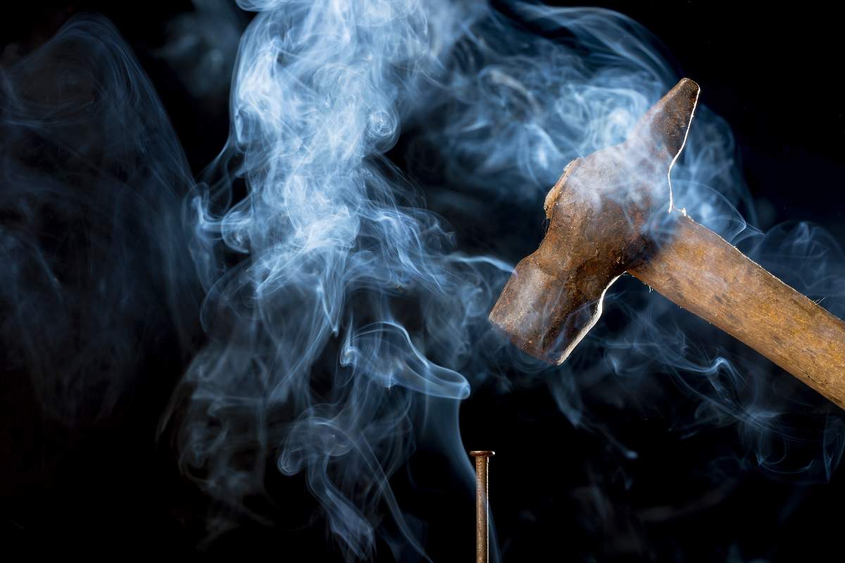 Martello avvolto da fumo