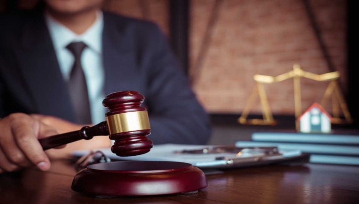 Giudice che batte il martelletto