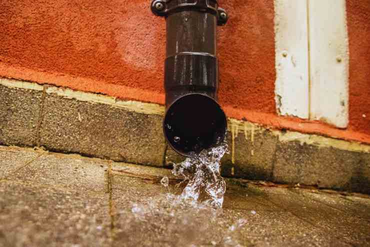 Canaletta che riversa acqua in strada