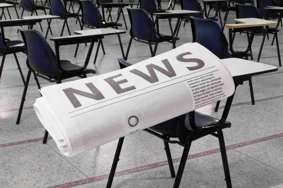 Banchi di scuola e giornale