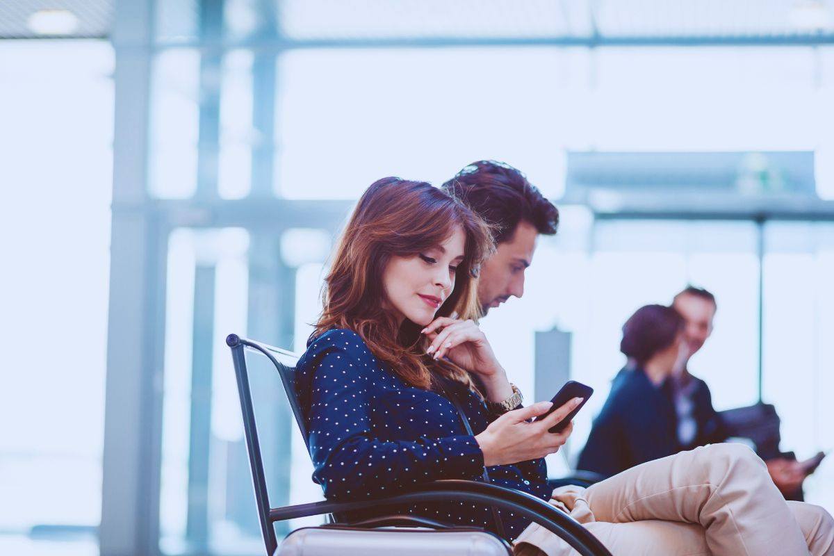 coppia che attende volo in aeroporto