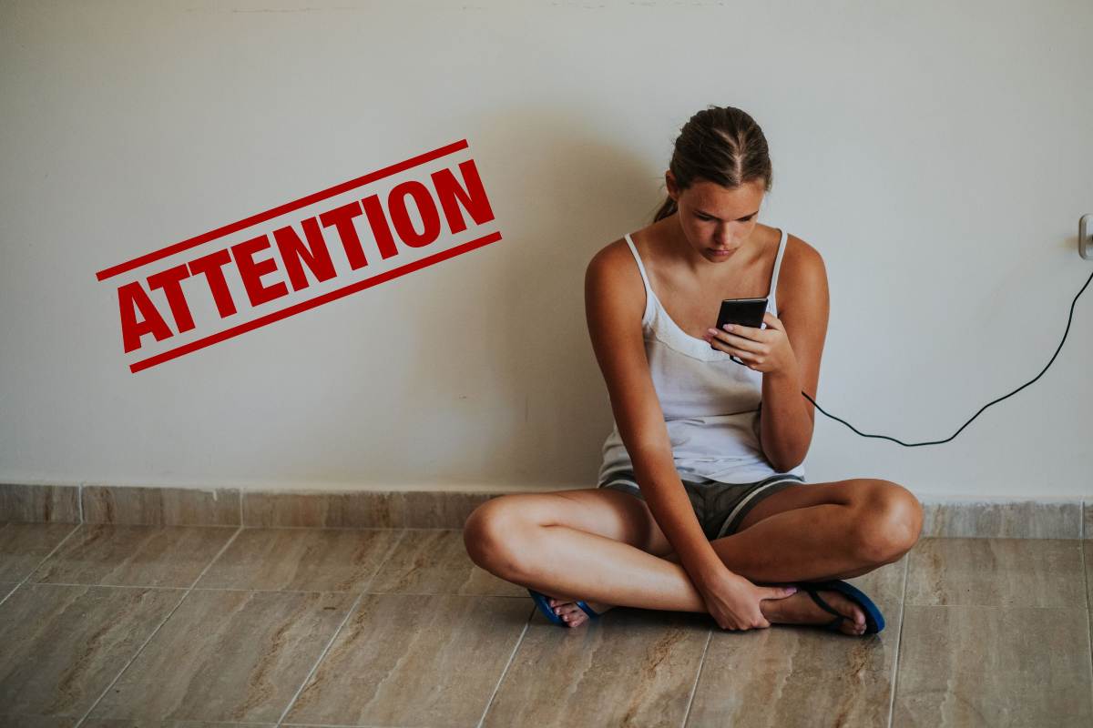 Ragazza che guarda i social su smartphone