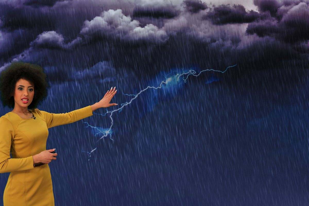 Donna che mostra scenario di pioggia intensa