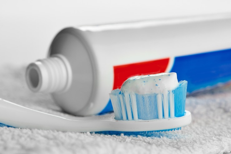 Spazzolino con dentifricio 