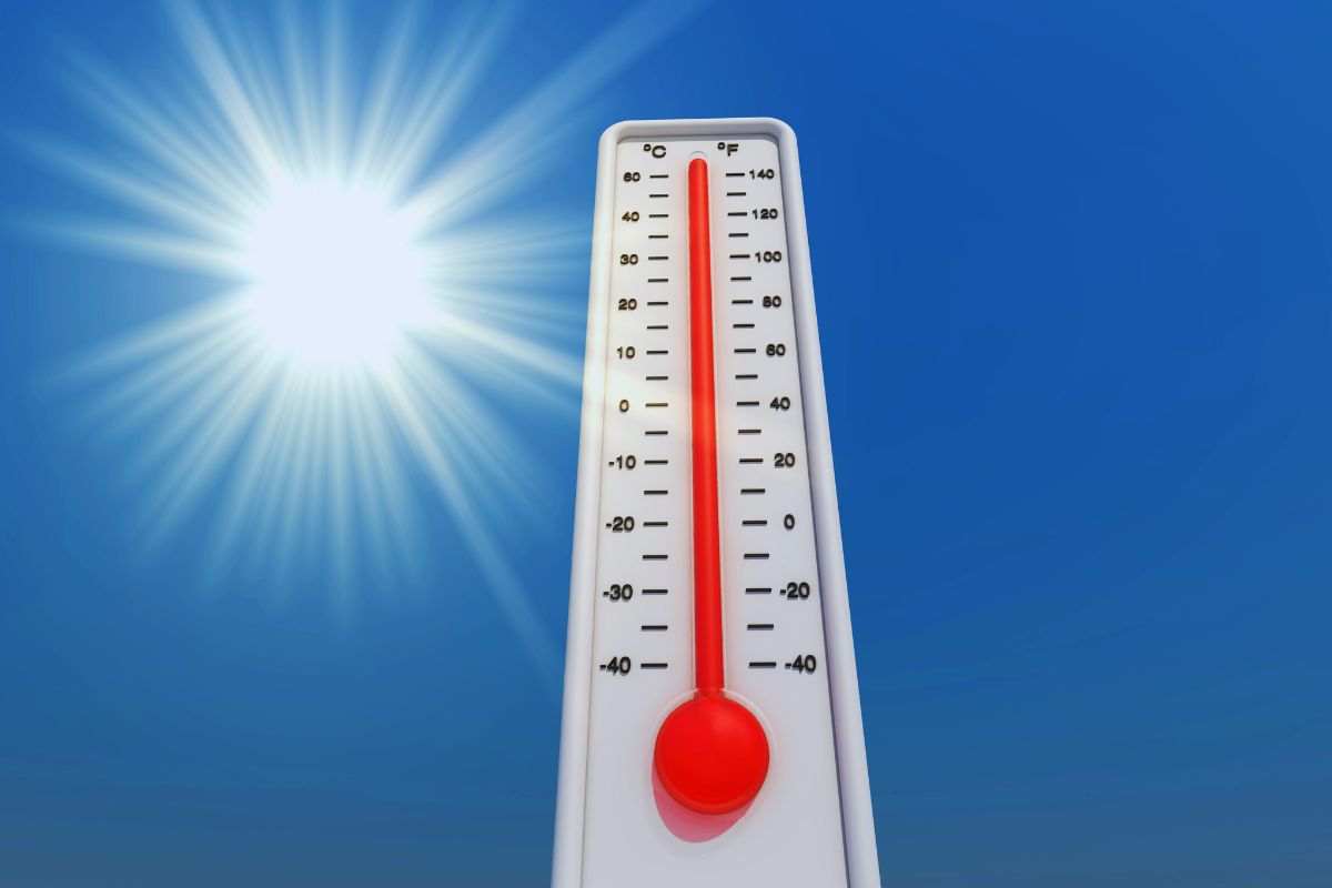 Sole splendente e termometro gigante