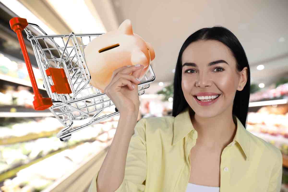 Carrello con salvadanaio tenuto da ragazza sorridente