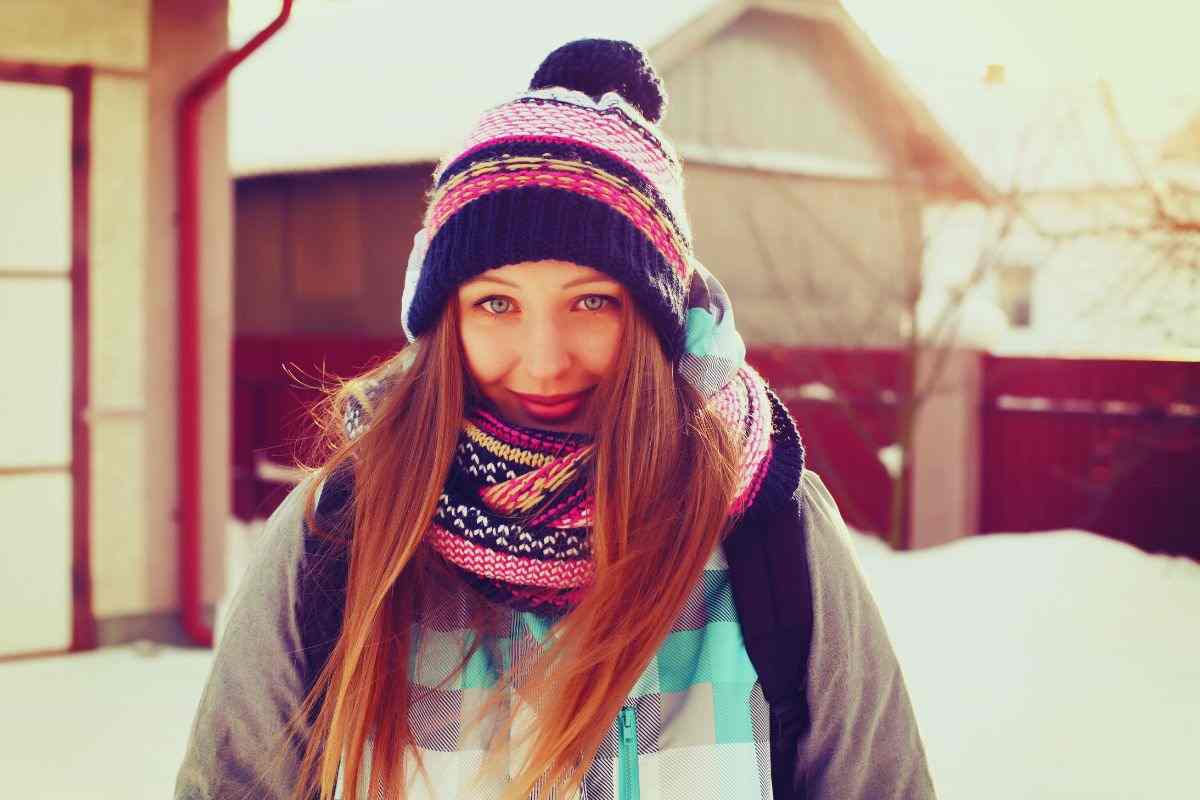Ragazza sorridente con abiti invernali